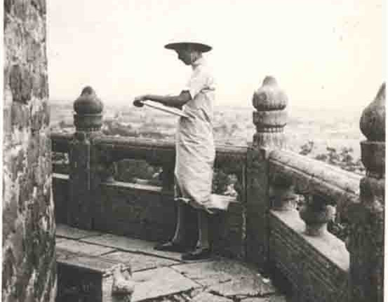 1938年， 林徽因在兴隆塔进行测绘