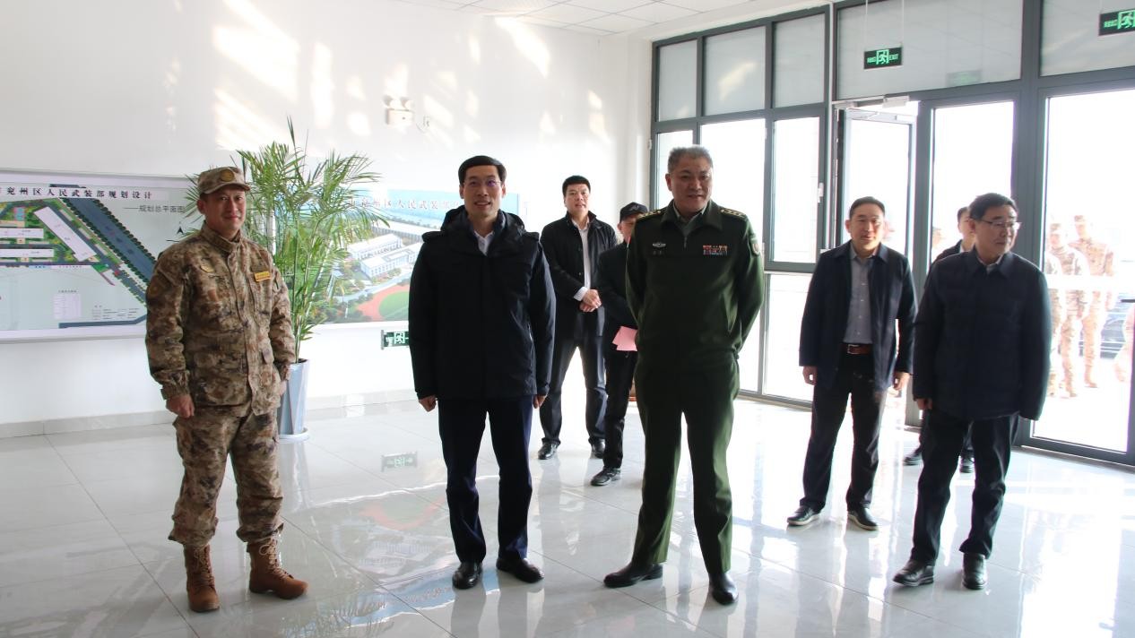 区委副书记、区长王营走访慰问区人武部