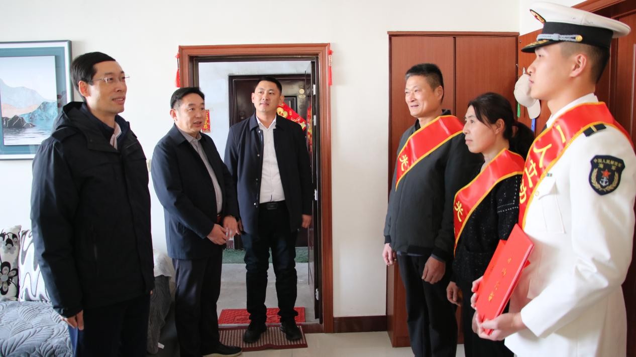区委副书记、区长王营走访慰问立功现役军人