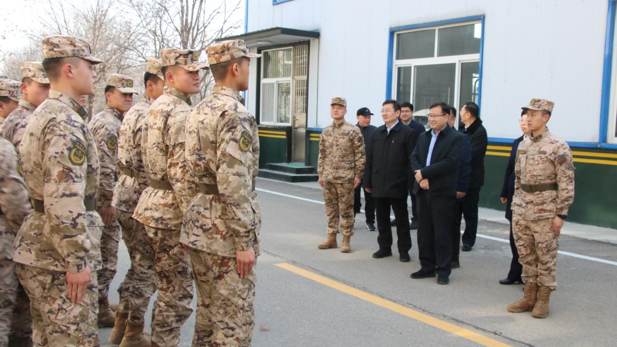 区政协主任刘英会走访慰问武警中队