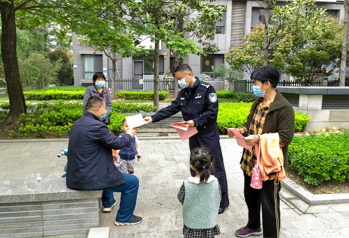 中间图 兖州公安:到群众身边听民意解民忧.jpg